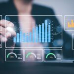 Cette image montre un professionnel interagissant avec des graphiques économiques numériques, illustrant la fusion entre l'humain et la technologie de pointe dans le domaine de l'analyse des données.