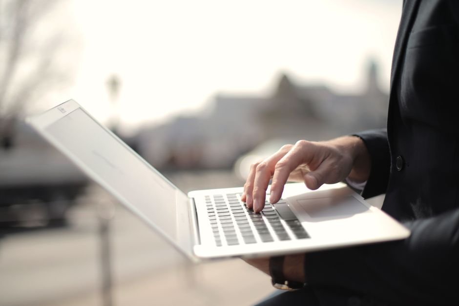 Personne travaillant sur un ordinateur portable