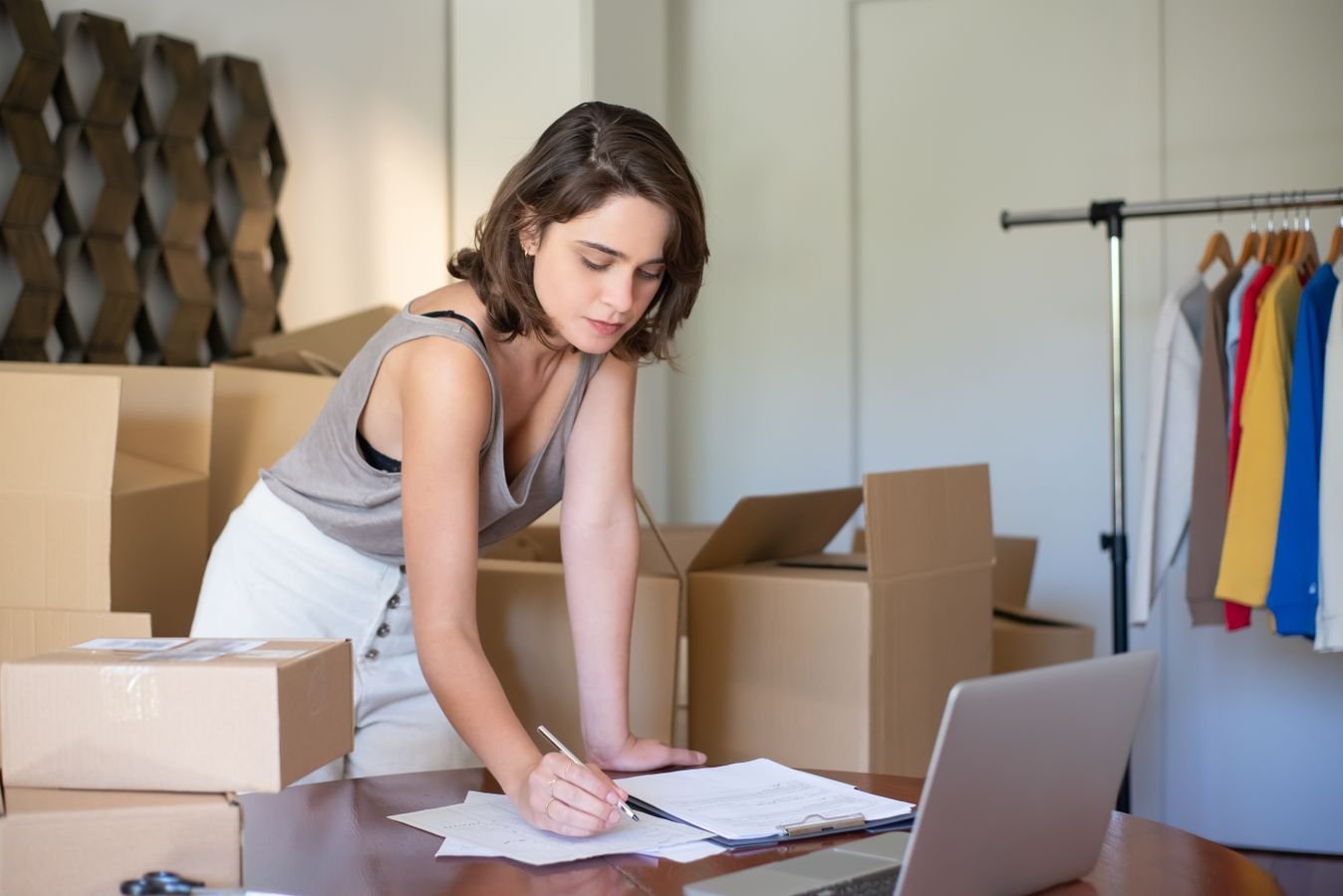 Femme entrepreneure travaillant sur son ordinateur portable