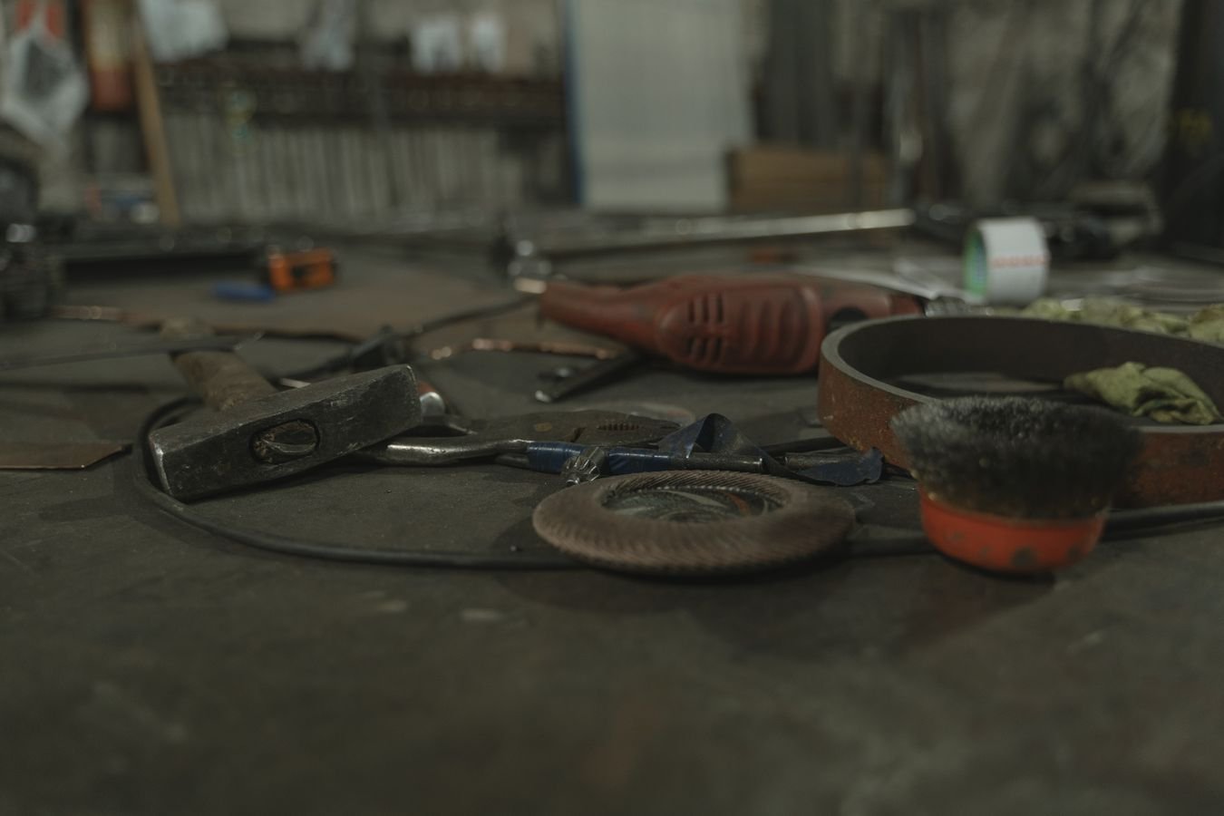 Artisan dans son atelier avec ses outils