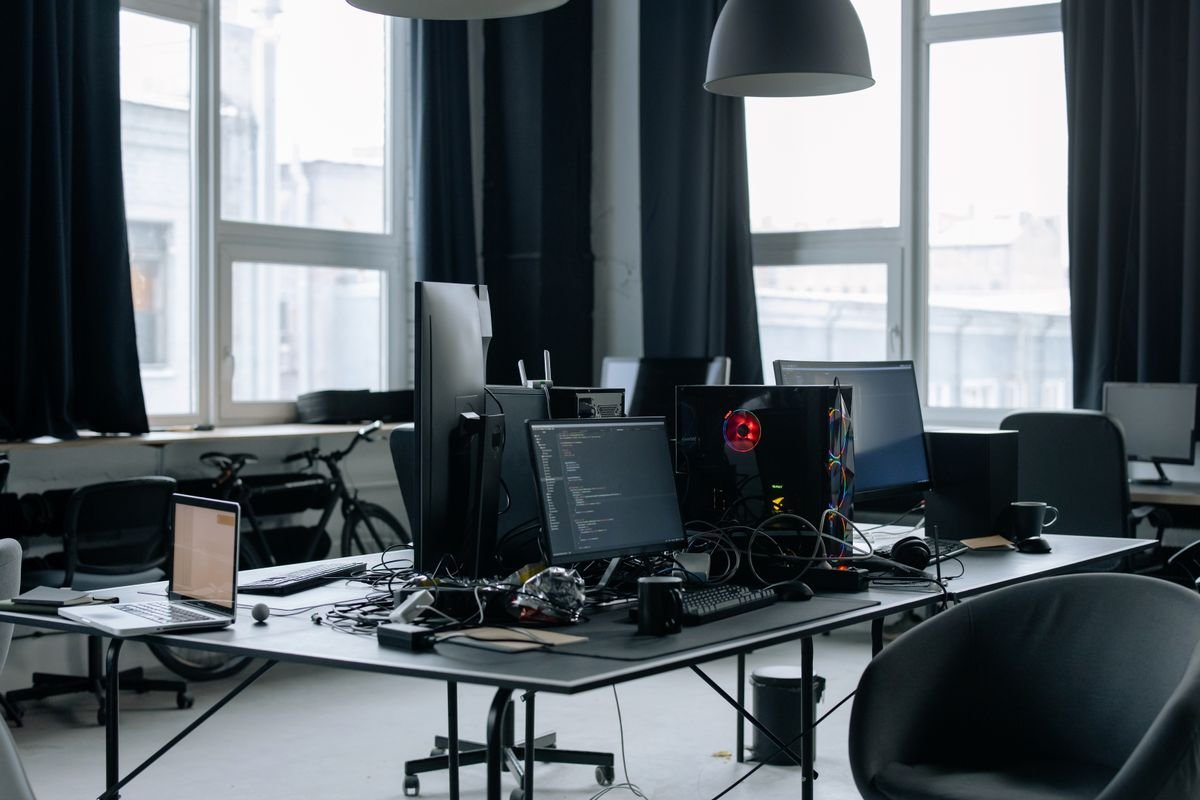Espace de travail d'une start-up tech avec plusieurs écrans allumés