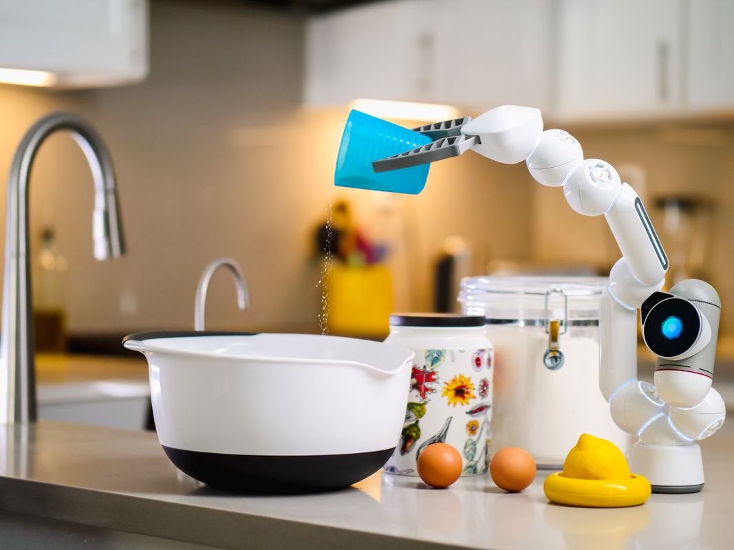 Robot gris et blanc tenant un objet, symbole d'un agent IA autonome