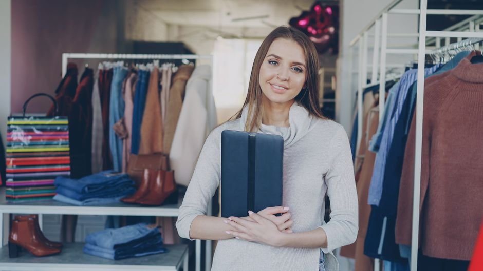 Commerçante consultant sa tablette dans sa boutique