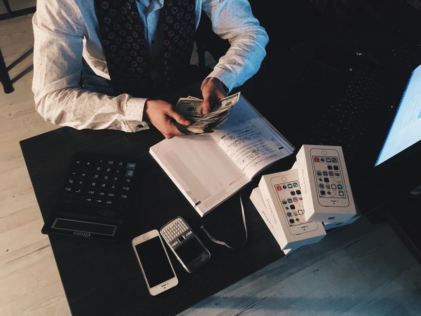 Comptable d'une petite entreprise qui calcule un budget